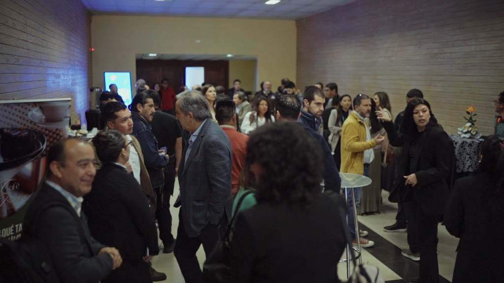 Asistentes siguiendo una charla