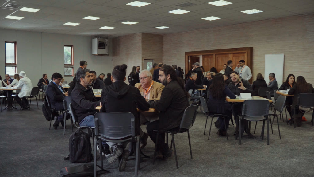 Autoridades y asistentes en el encuentro